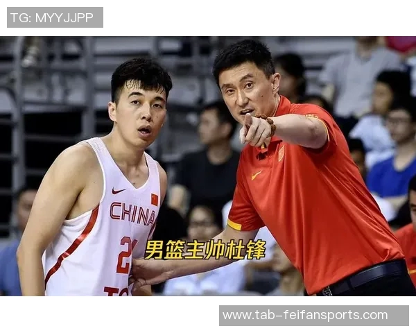 中韩之战一触即发!广东男篮主帅杜锋现场观战引燃赛场热情 中韩之战一触即发!广东男篮主帅杜锋现场观战引燃赛场热情